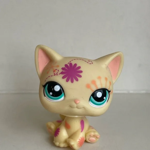 Littlest Pet Shop #1231 Cat yellow with tattoos and blue eyes